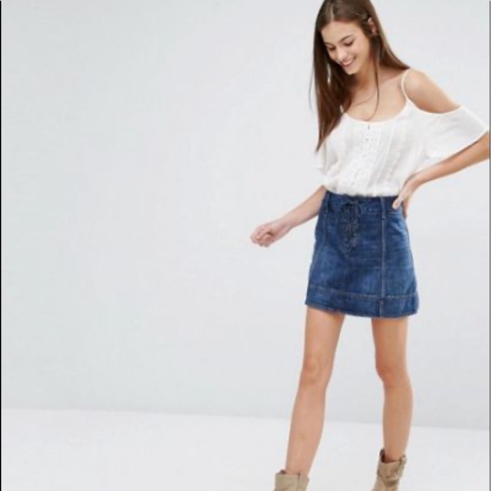 Abercrombie & Fitch front lace-up skirt